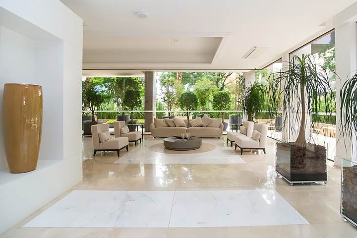 Hall social em mármore, aberto ao jardim, apartamento em Petrópolis, Porto Alegre