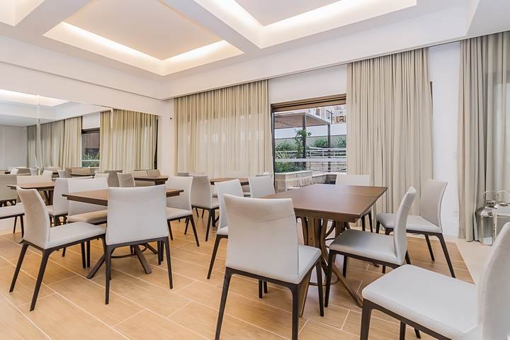Salão de festas com mesas e cortinas, apartamento em Petrópolis, Porto Alegre