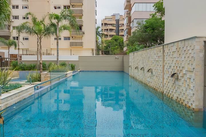 Piscina com pastilhas e parede em pedra, apartamento em Petrópolis, Porto Alegre