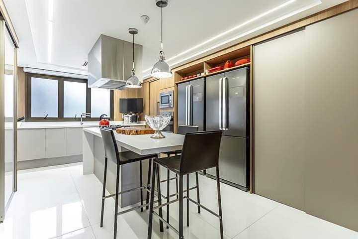 Cozinha com ilha e banquetas, apartamento em Petrópolis, Porto Alegre