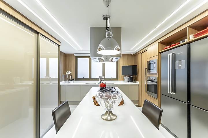 Ilha de jantar e eletrodomésticos embutidos, apartamento em Petrópolis, Porto Alegre
