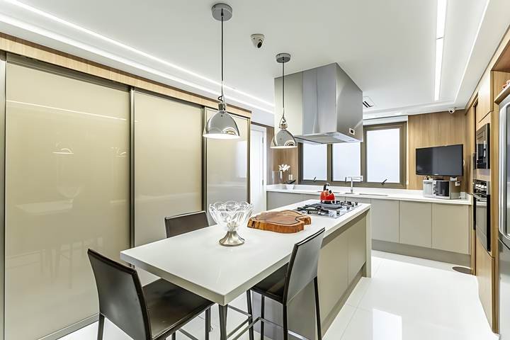 Cozinha integrada, com portas de correr em vidro, apartamento em Petrópolis, Porto Alegre