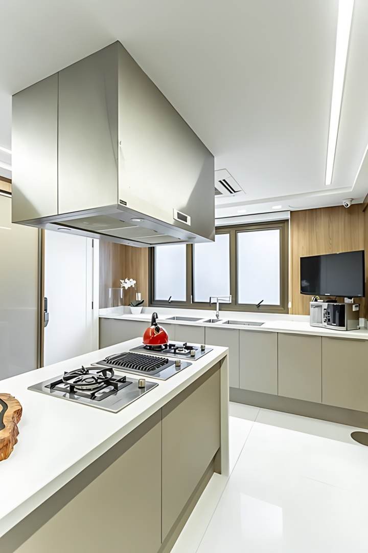 Cooktop e coifa em aço sobre a ilha, apartamento em Petrópolis, Porto Alegre