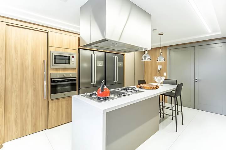 Forno e micro-ondas embutidos na marcenaria, apartamento em Petrópolis, Porto Alegre