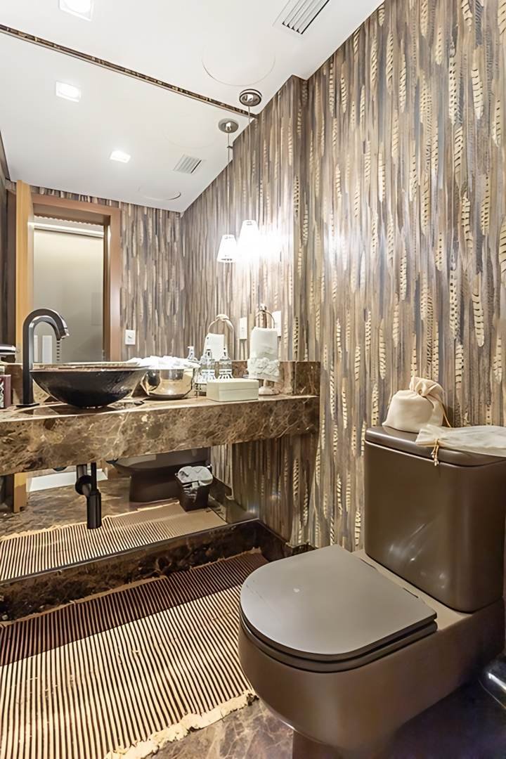 Lavabo com bancada em pedra natural e cuba em vidro, apartamento em Petrópolis, Porto Alegre