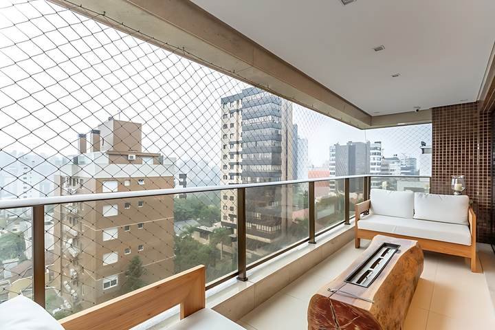 Sacada ampla com sofá, mesa de fogo e vista para o bairro, apartamento em Petrópolis, Porto Alegre