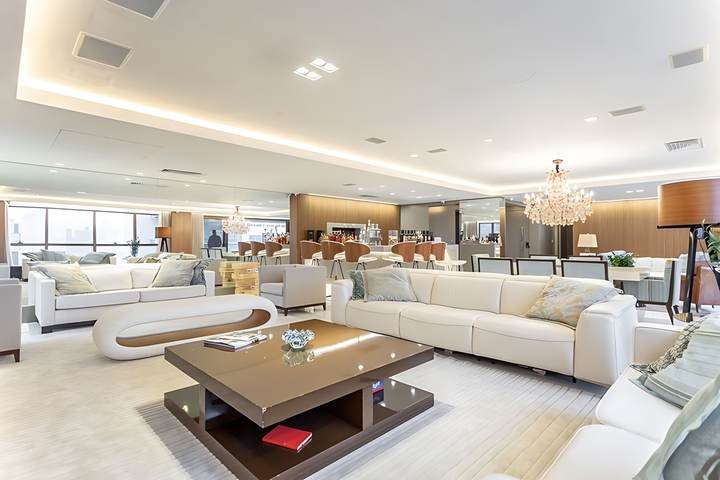 Living com mesa de centro, de frente para a lareira, apartamento em Petrópolis, Porto Alegre
