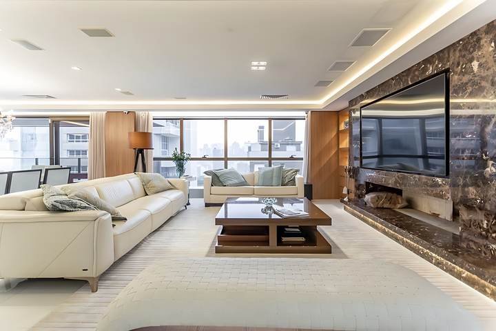 Lareira em pedra natural, com a luz da janela panorâmica, apartamento em Petrópolis, Porto Alegre