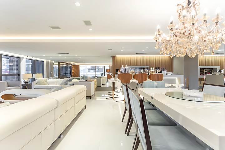Sala de jantar com lustre em cristal e o bar ao fundo, apartamento em Petrópolis, Porto Alegre