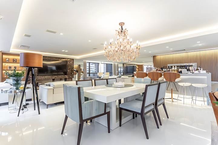 Mesa de jantar, living e lareira em um só espaço, apartamento em Petrópolis, Porto Alegre