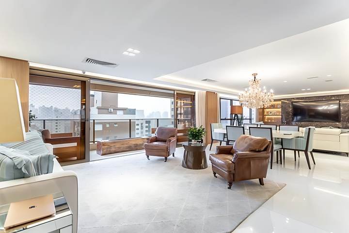 Estar aberto para a sacada, com a sala de jantar ao fundo, apartamento em Petrópolis, Porto Alegre