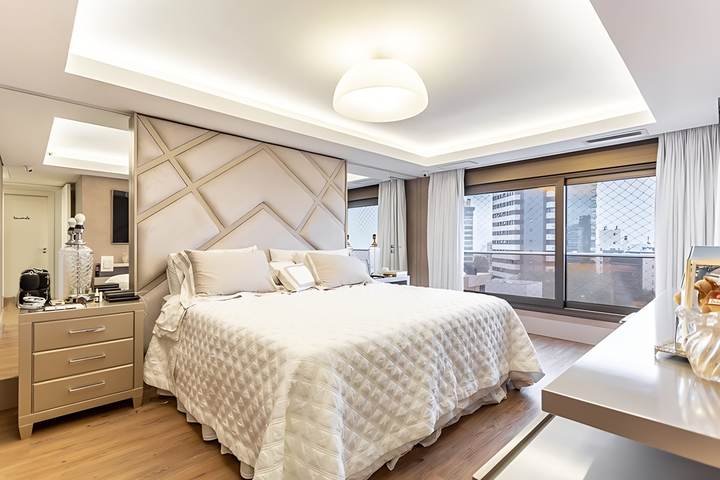 Suíte com cabeceira estofada e iluminação indireta, apartamento em Petrópolis, Porto Alegre