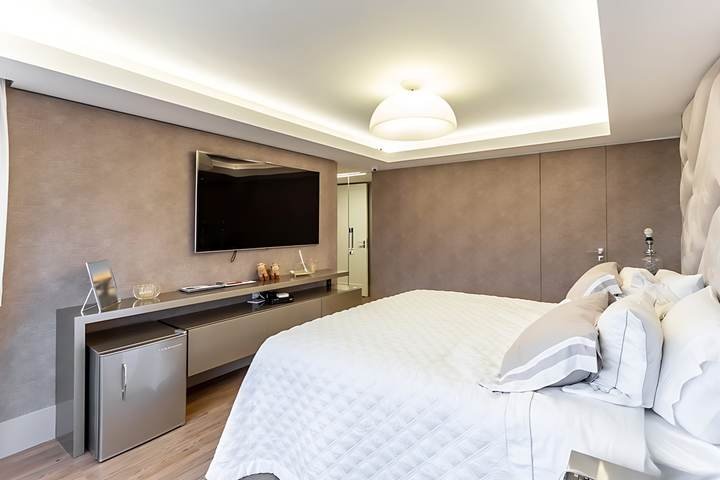 Suíte com painel texturizado e televisão, apartamento em Petrópolis, Porto Alegre